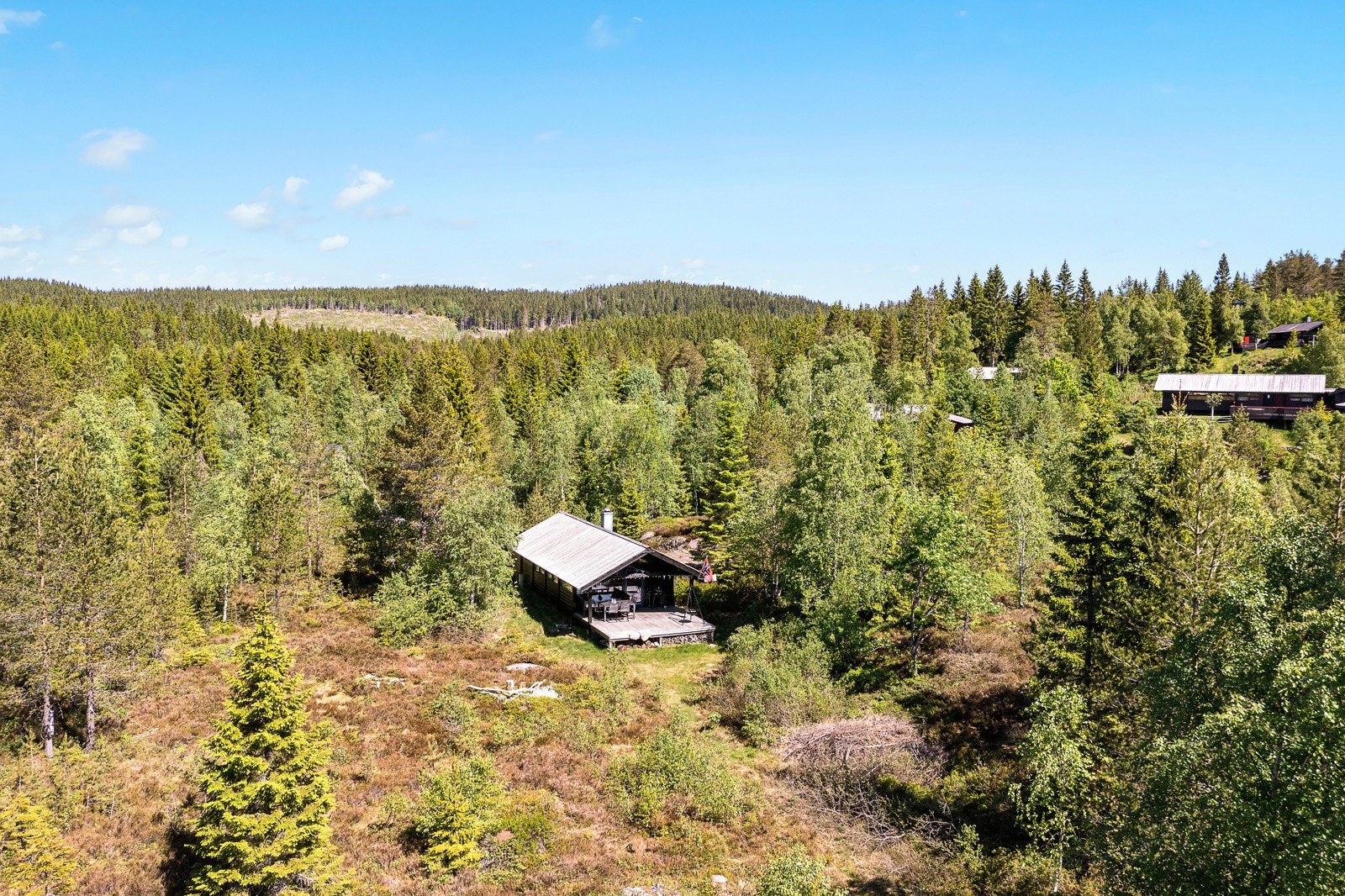 Hytta fremstår velholdt av dagens og tidligere eiere, og ligger på hele 2,5 måls selveiertomt! Galleribilde