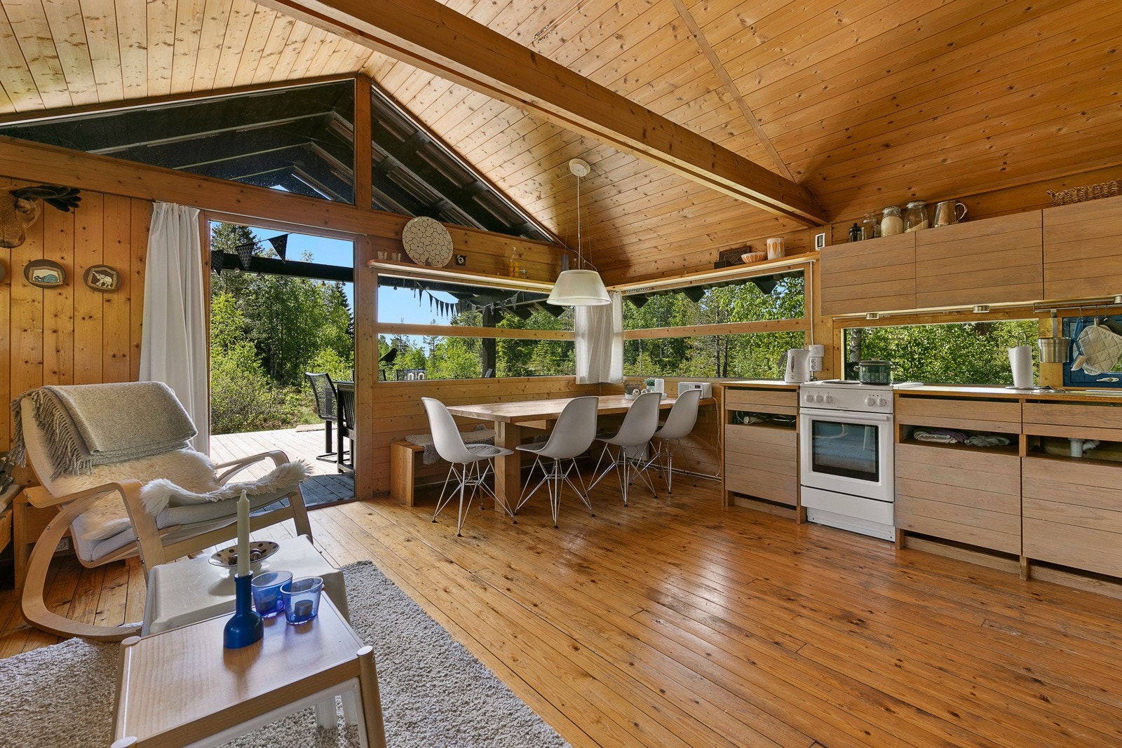 Stua har god takhøyde og rikelig med naturlig lysinnslipp, uten innsyn fra naboer. Galleribilde