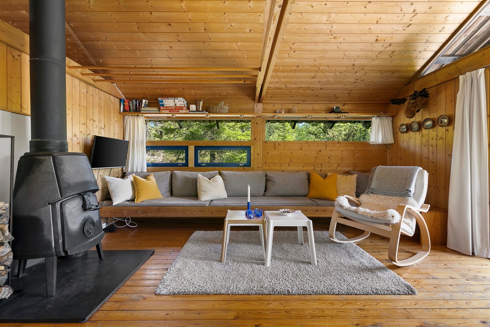 Hytta er oppført med solide materialvalg med bla. en-stavs heltrebord på gulv, vegger og himlinger/ med trepanel. Galleribilde