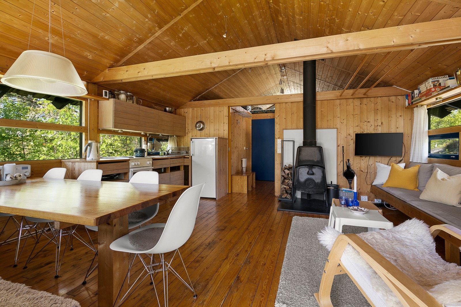 Fin vedovn fra Jøtul som bidrar til å skape hyttekosen - og lette på strømregningene. Galleribilde