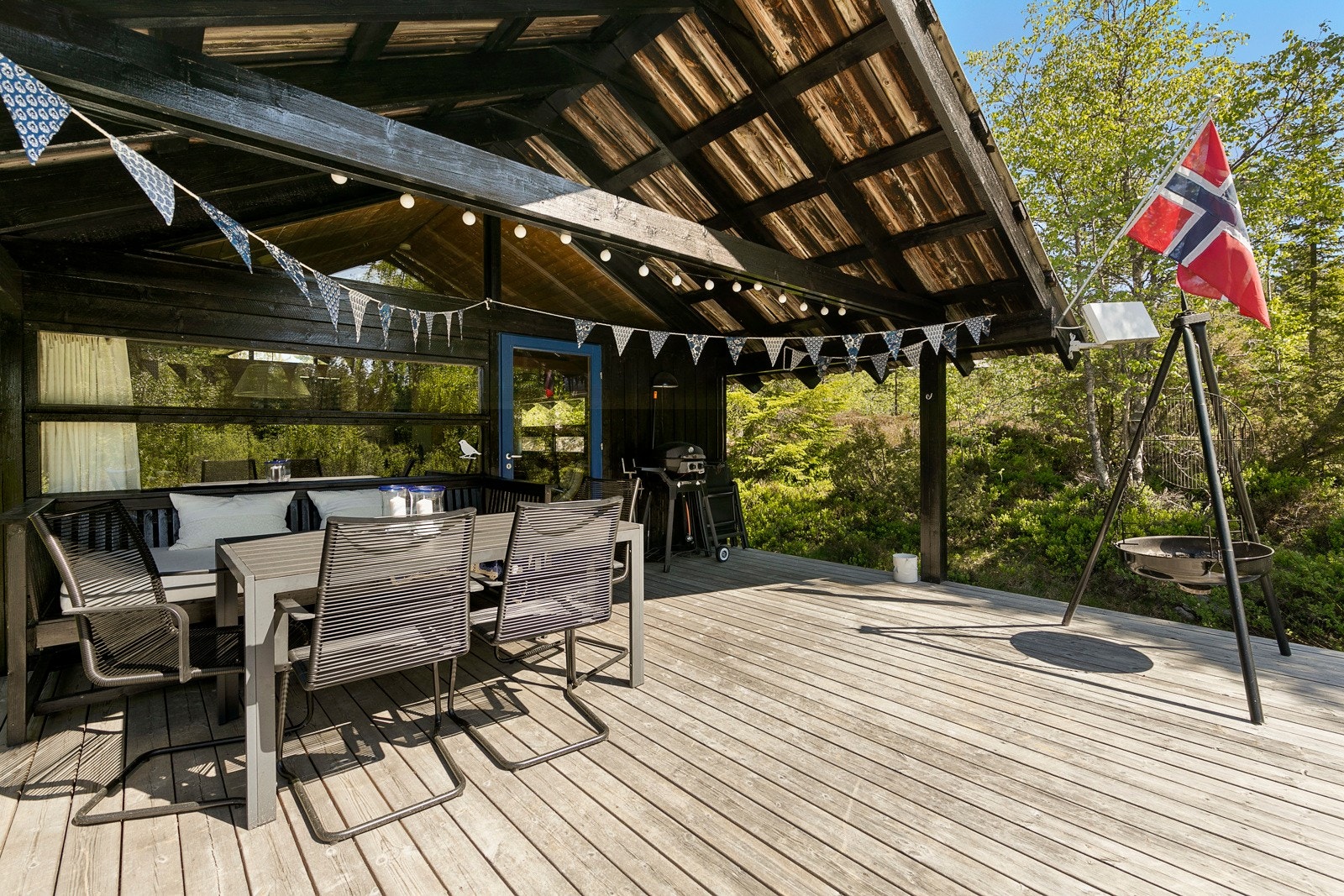 Fra stua er det utgang til stor, solrik og usjenert terrasse. Galleribilde