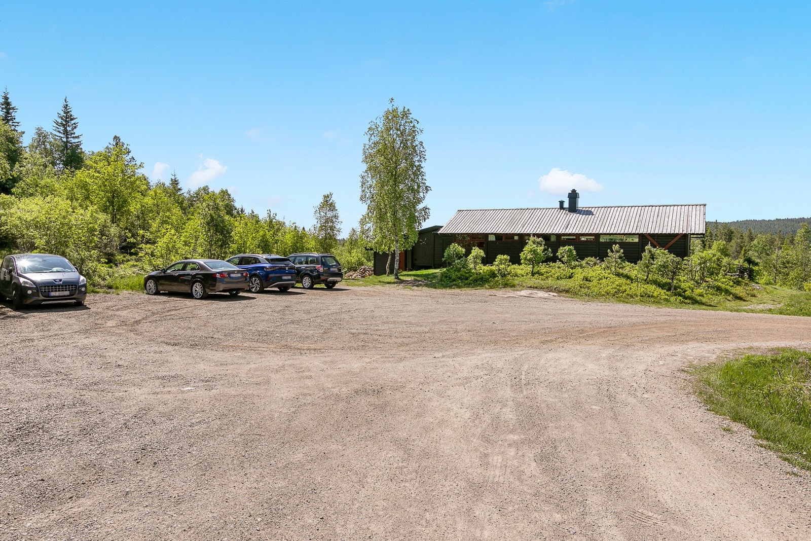 Med eiendommen følger parkeringsrett, veirett og rett til båtfeste med opplagsplass. Galleribilde