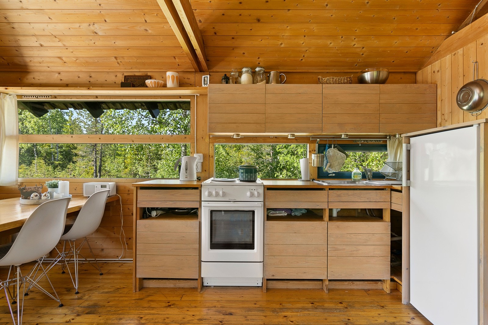 Kjøkkenet ligger i åpen løsning til stua som gir ett stort bruksrom. Galleribilde