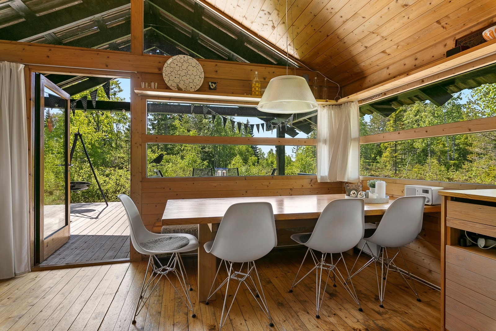 God plass til både spisegruppe og sittegruppe. Spiseplassen egner seg også godt for spillkvelder. Galleribilde