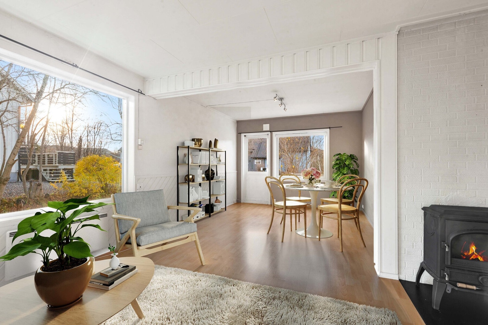 Det er også plass for spisebord i stuen - Bildet er møblert digitalt Galleribilde