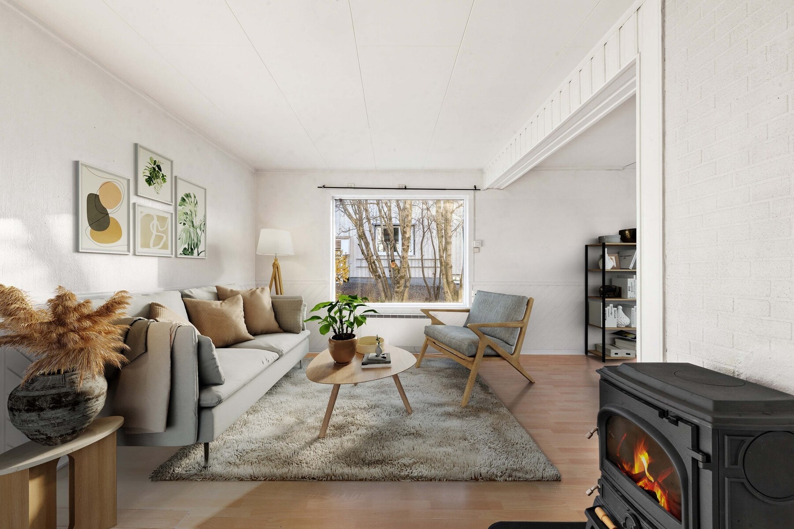 Stue med vedovn og god plass for sofaløsning - Bildet er møblert digitalt Galleribilde
