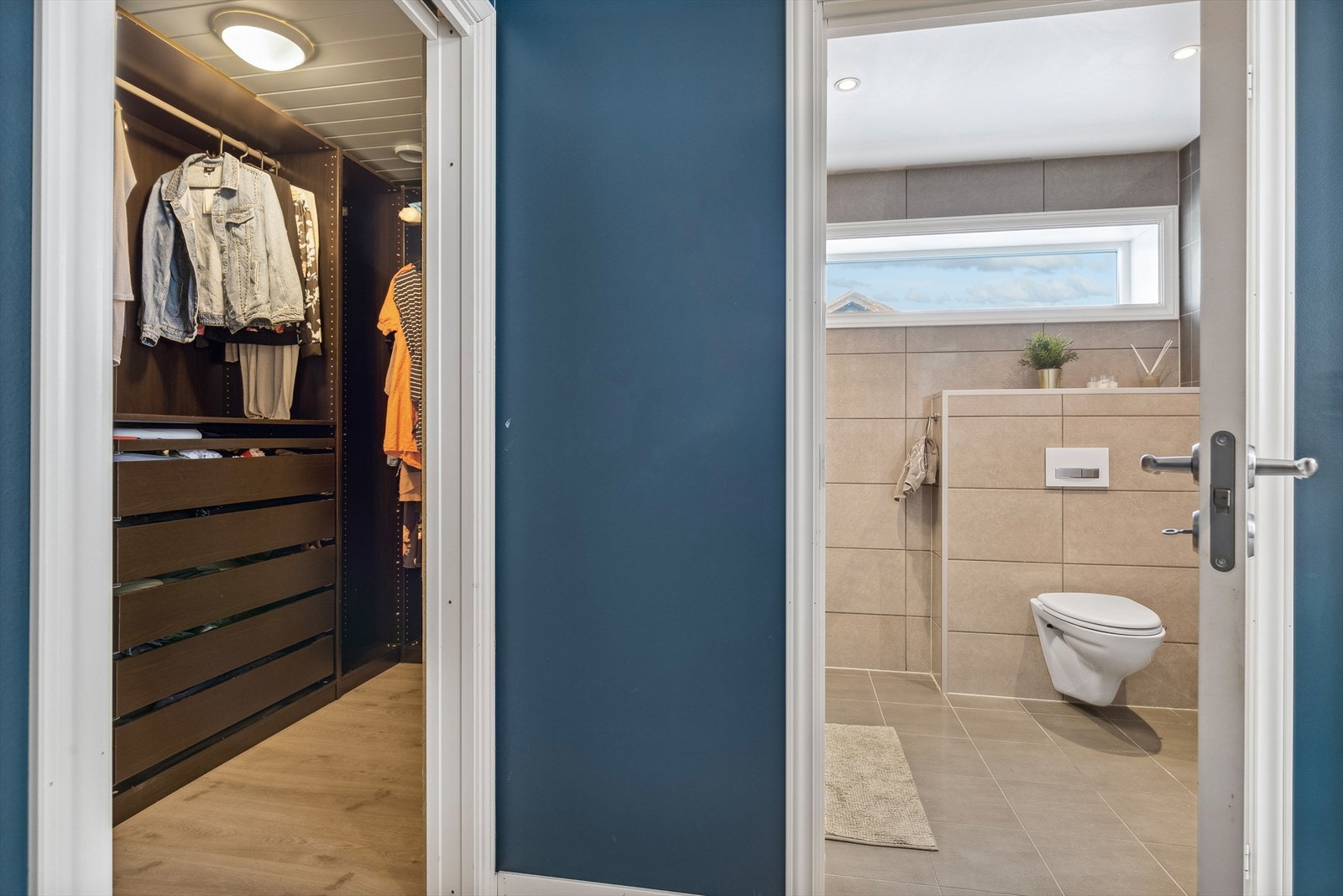 Badet har et areal på 6 m² og byr på vegghengt toalett og dusjnisje. Galleribilde