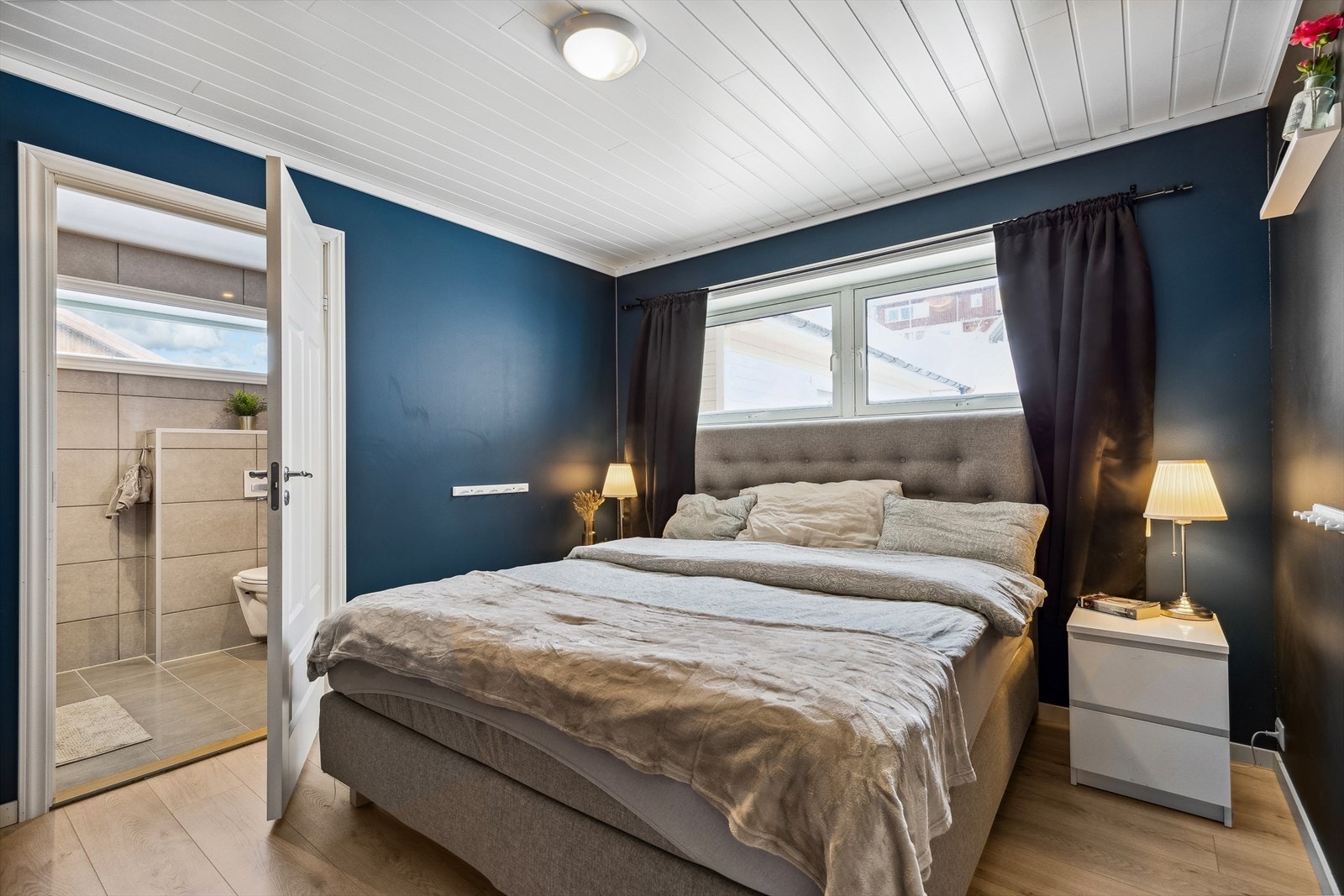 På hovedplan ligger et stort master bedroom med eget bad og walk-in-closet. Galleribilde