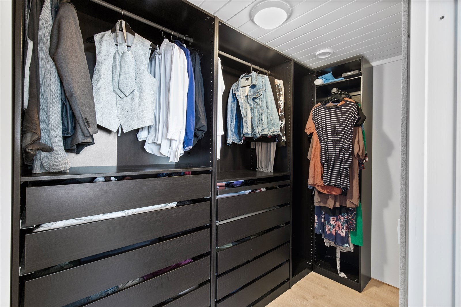 Praktisk innredet walk-in-closet med god plass til oppbevaring. Galleribilde