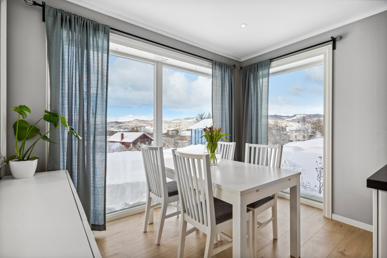 I tilknytning til kjøkkenet ligger en matbod på 3,5 m². Galleribilde