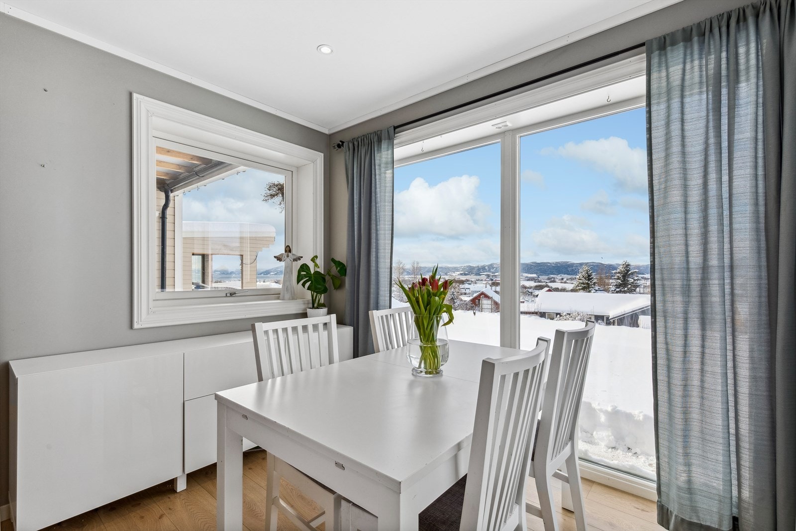 Rommet har et areal på 18 m² og det er god plass til et koselig frokostbord ved vinduene. Galleribilde
