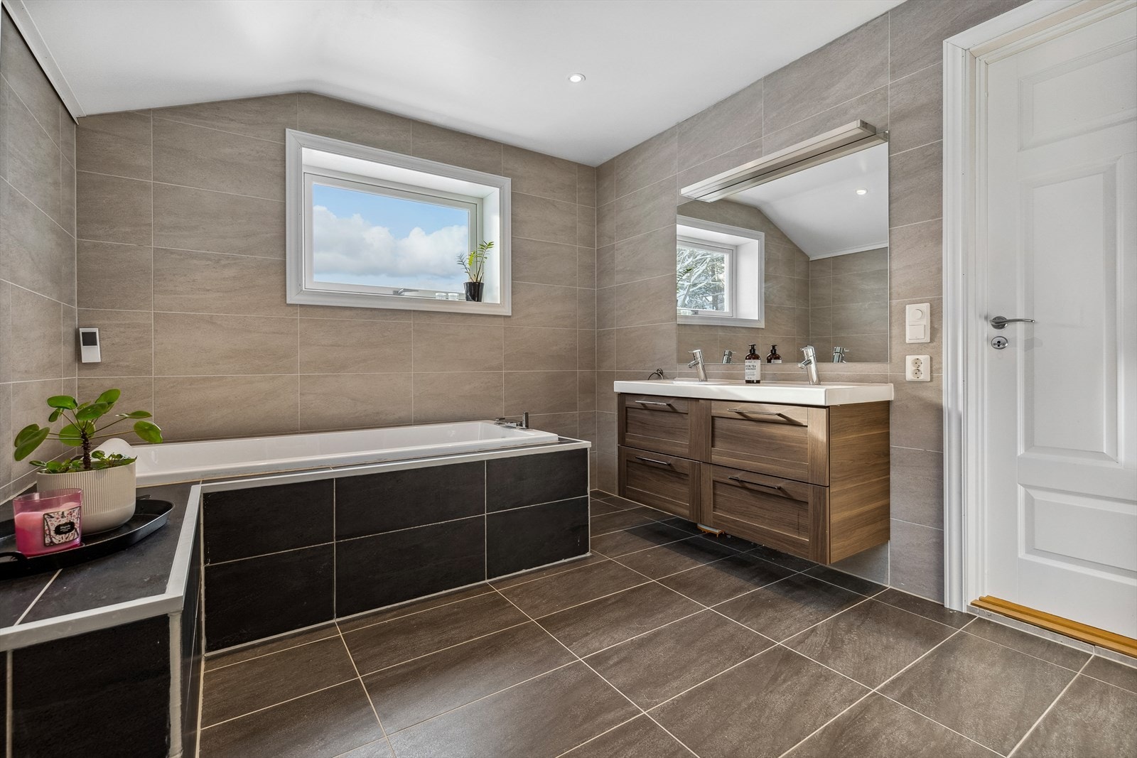 Badet i 2.etasje er på gode 12 m² og byr på samme luksus som badet på hovedplan. Galleribilde