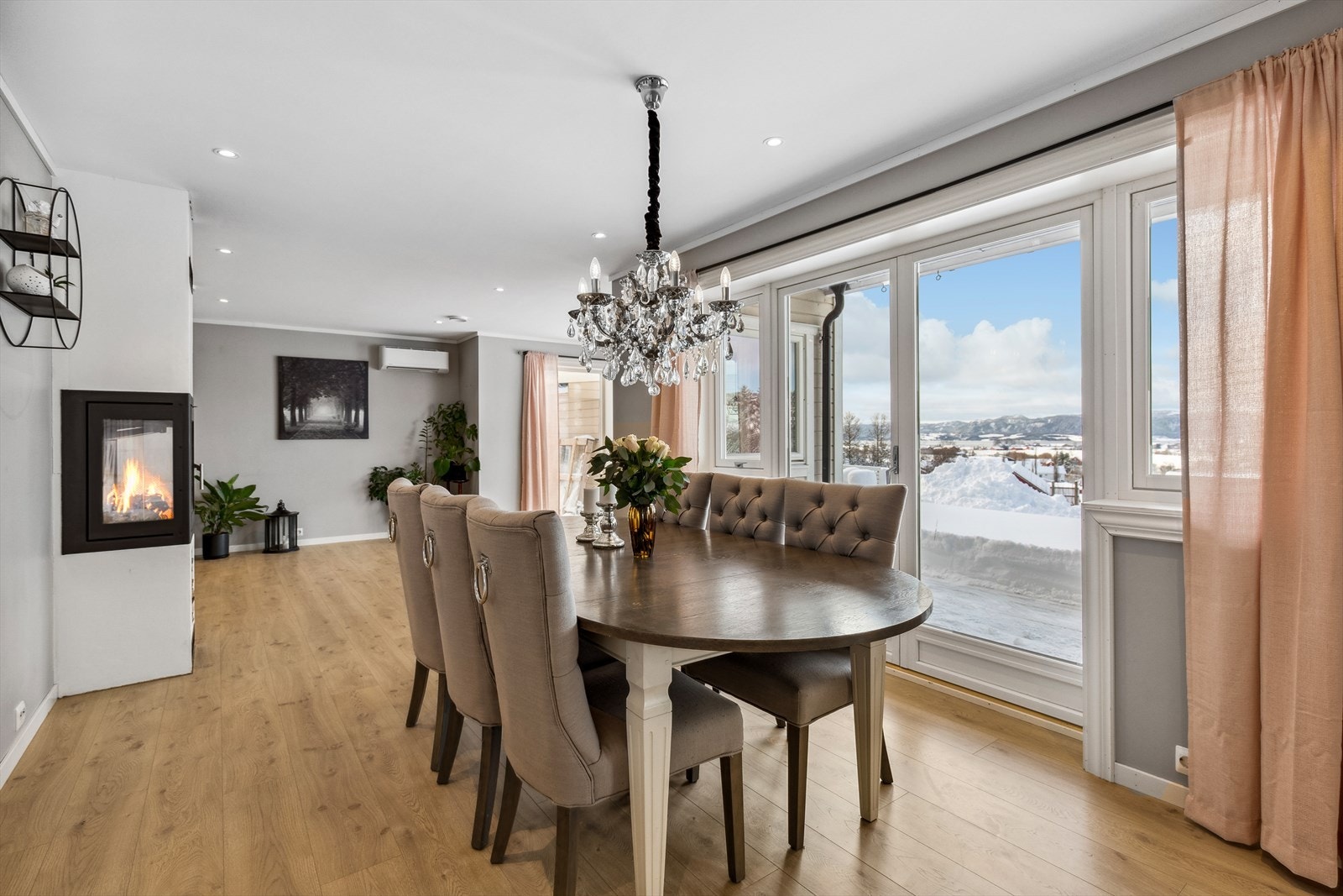 Fra stuen er det utgang til en stor terrasse med blant annet hagestue. Galleribilde