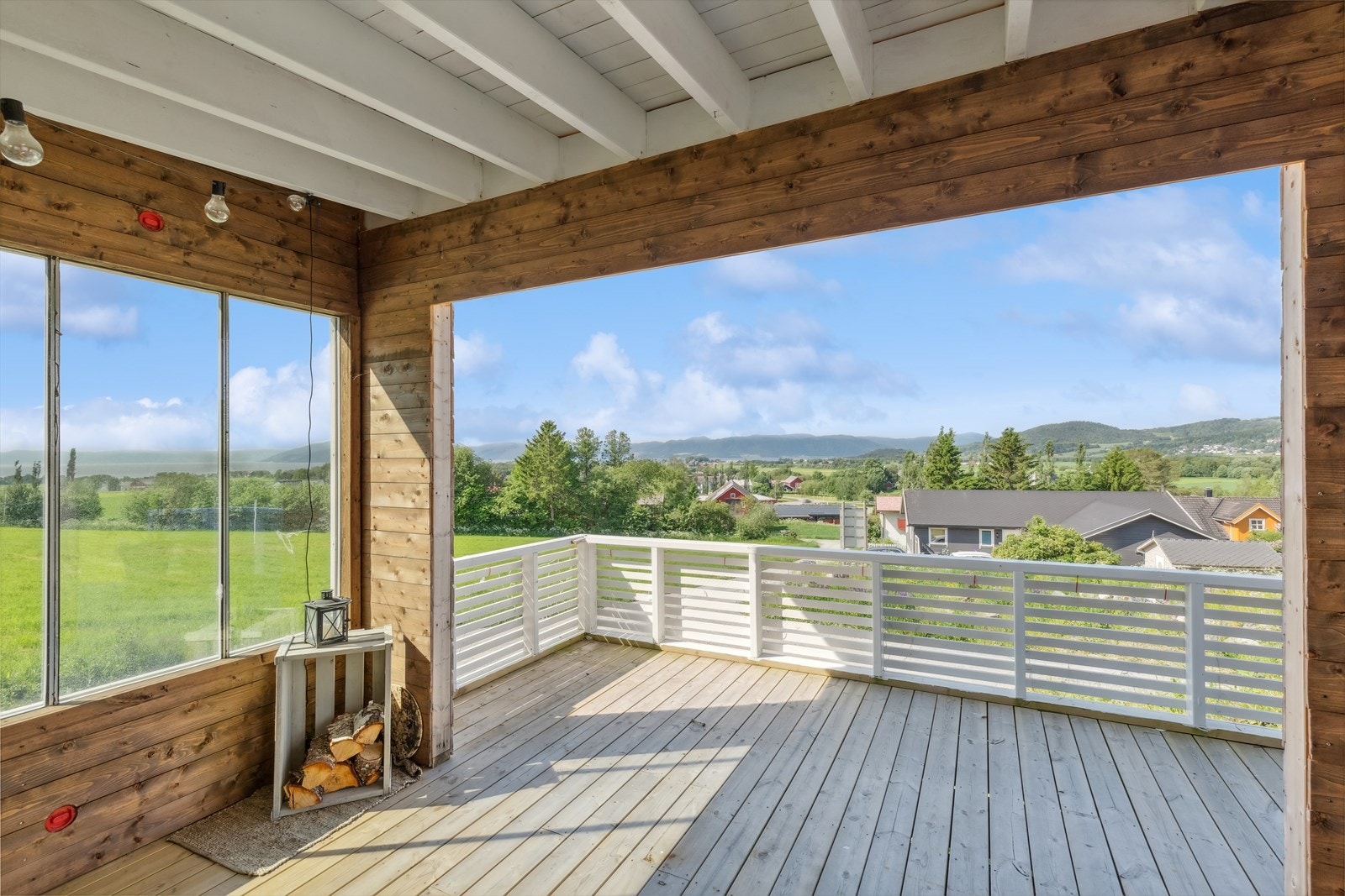 Eiendommen er på hele 963 m² og kan skimte med flere solrike uteplasser. Galleribilde