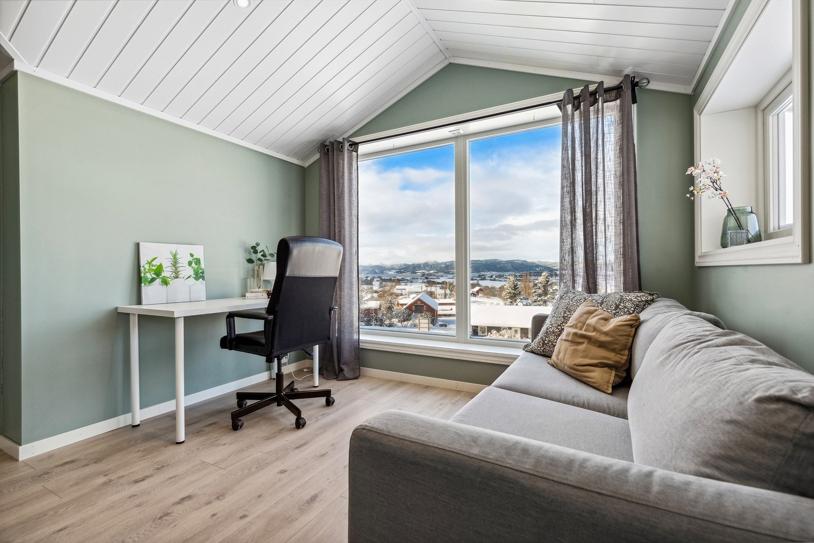 Rommet har god plass til både kontorløsning og sofahjørne. Galleribilde