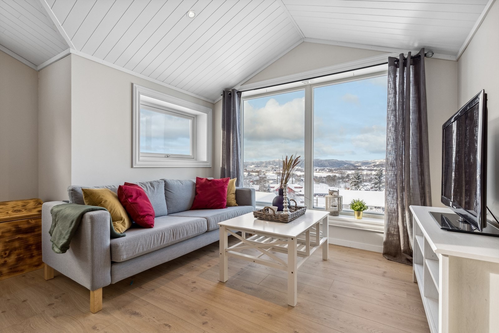 Boligen er oppført i 2018 og det er en gjennomgående stilrik og smakfull stil i hele boligen. Galleribilde