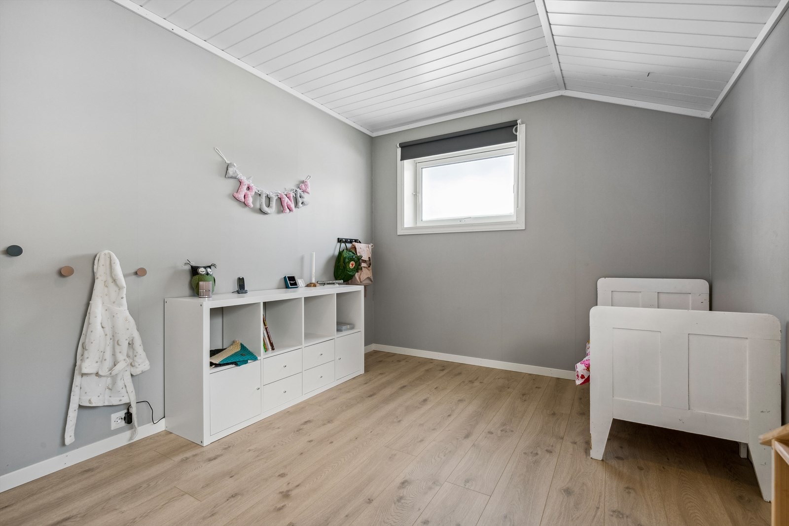På soverommene er tak og vegger malt i duse og behagelige farger. Galleribilde
