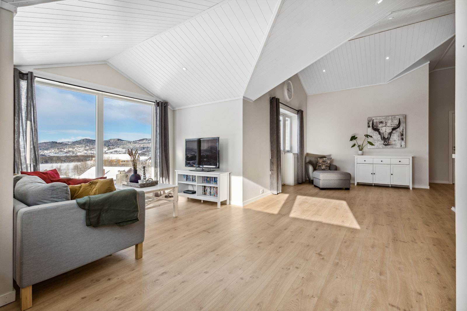 Fra stuen er det utgang til en lun og koselig balkong. Galleribilde