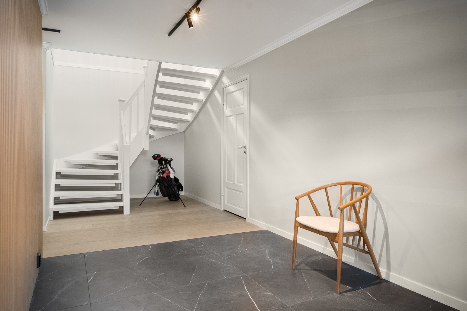 Hall med trapp opp til 2. etasje Galleribilde