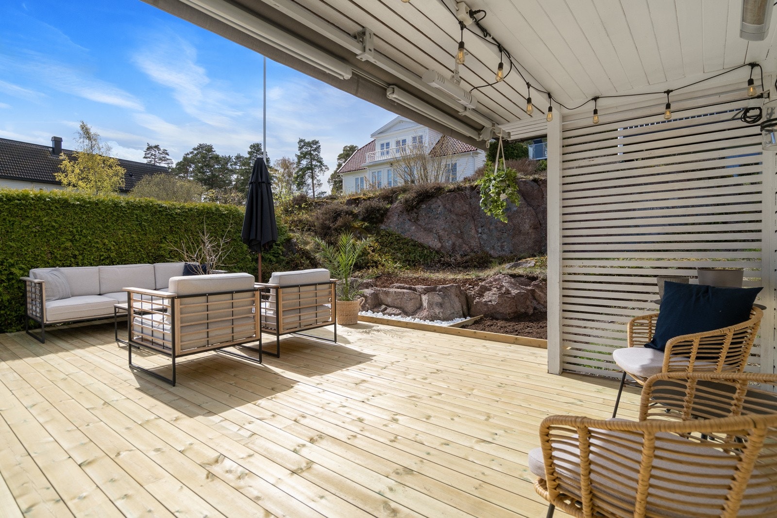 Delvis overbygget terrasse, utgang fra stuen Galleribilde