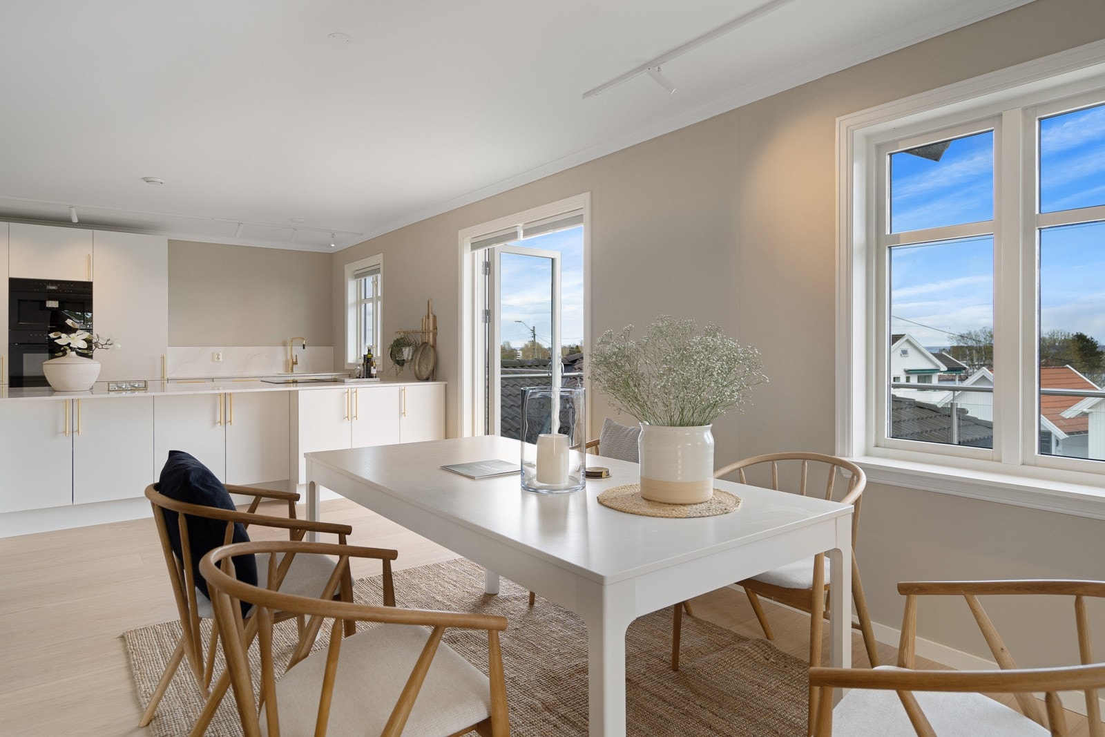 Stor spiseplass hvor man kan dekke langbord til hyggelige lag for familie og venner Galleribilde