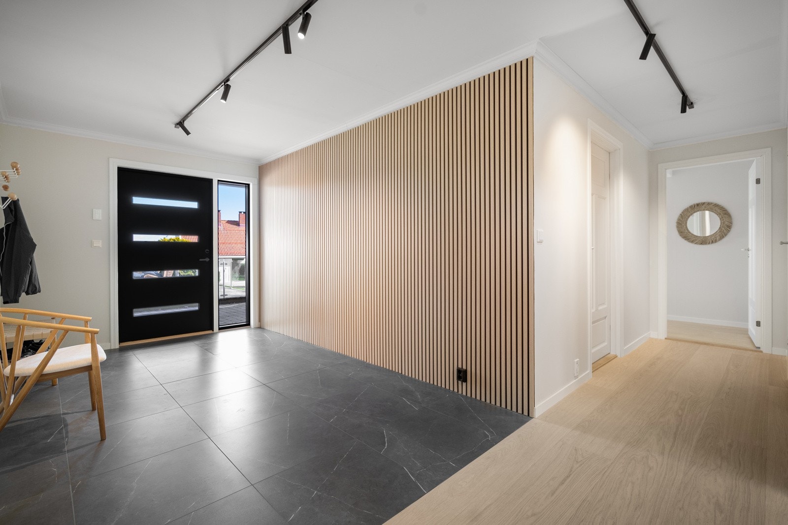 Stor hall med fin spilevegg Galleribilde