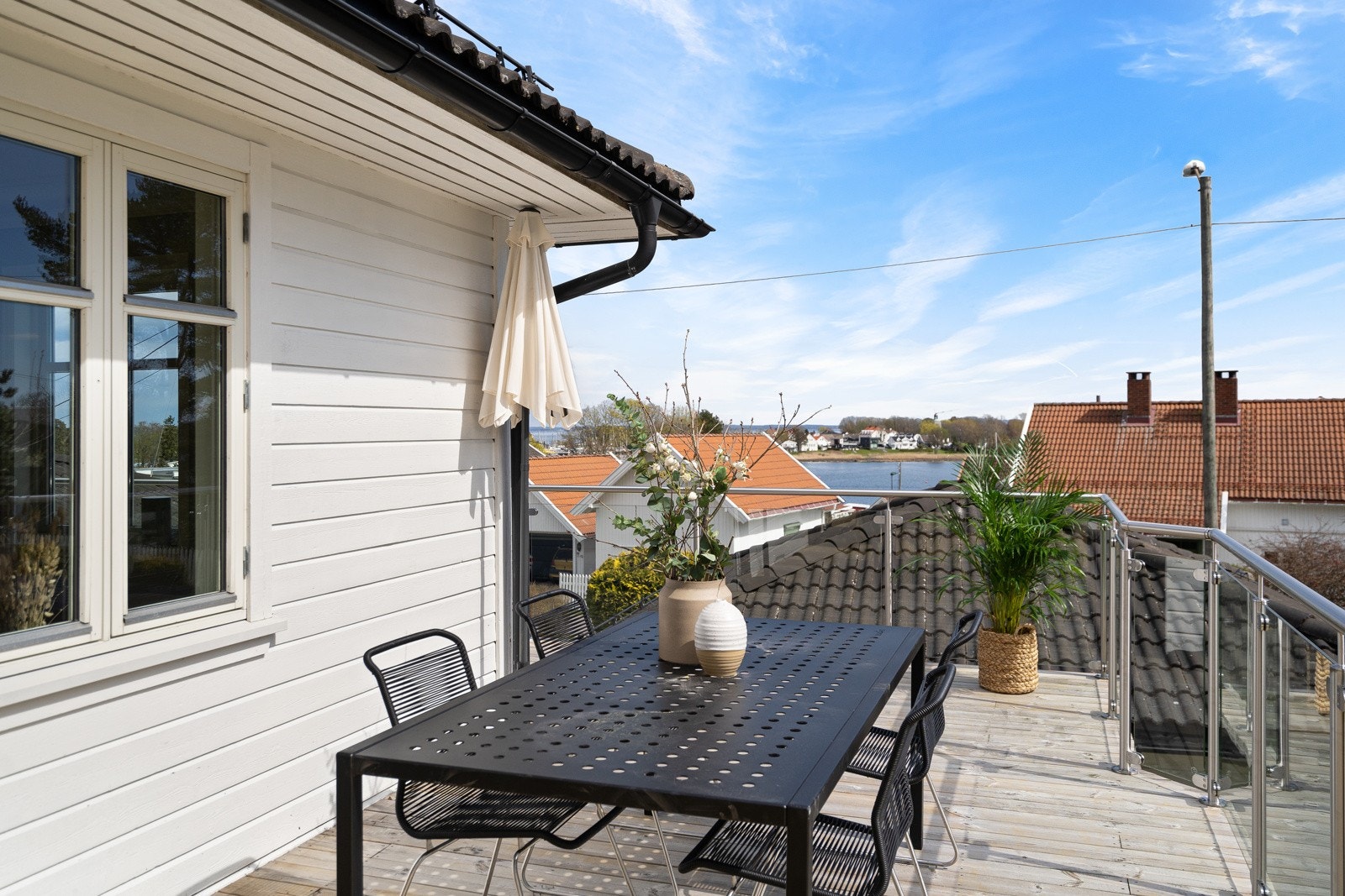 Fine uteplasser med utgang fra kjøkken og stue Galleribilde