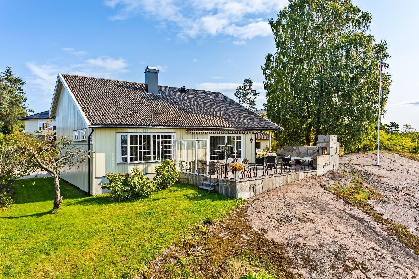 Flott uteområde med terrasse, hage og friområde Galleribilde