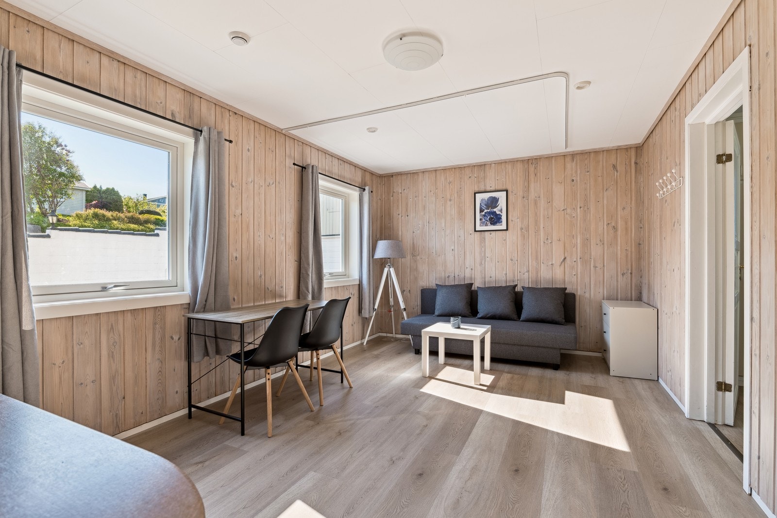 Disponibelt rom i 1. etg med store vinduer som slipper inn naturlig lys Galleribilde