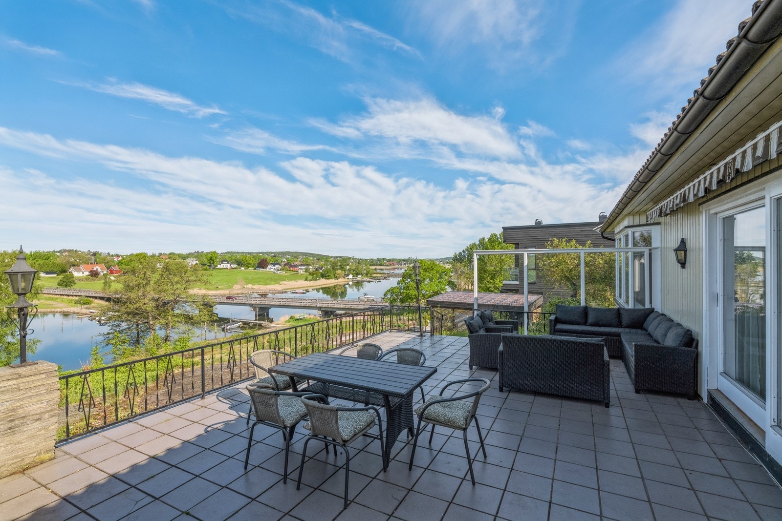 Terrassen er over 50 kvm - fantastisk panorama sjøutsikt! Galleribilde