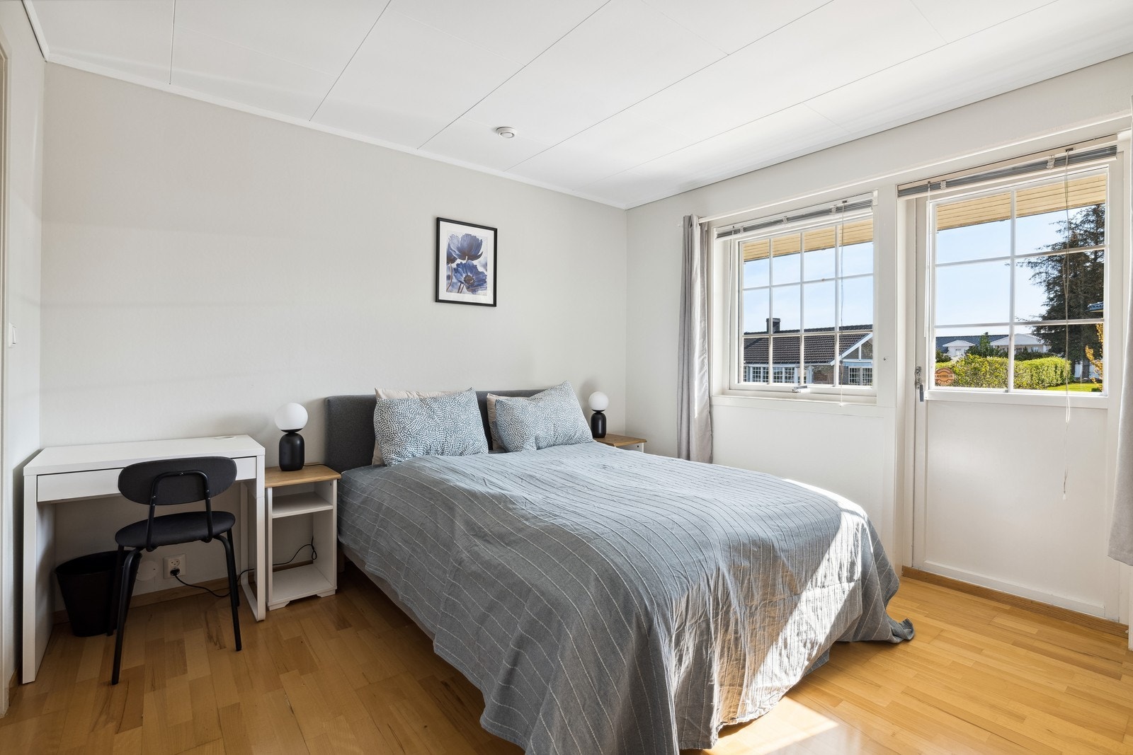 Hovedsoverom i 2.etg med eget walk-in closet og direkte utgang til balkong Galleribilde