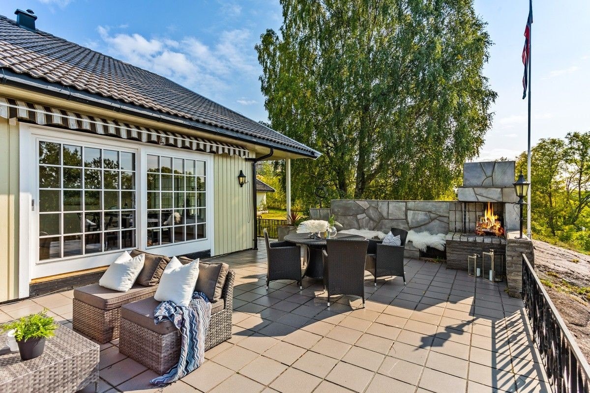 Uteplassen har sol fra morgenen til kveld! Galleribilde