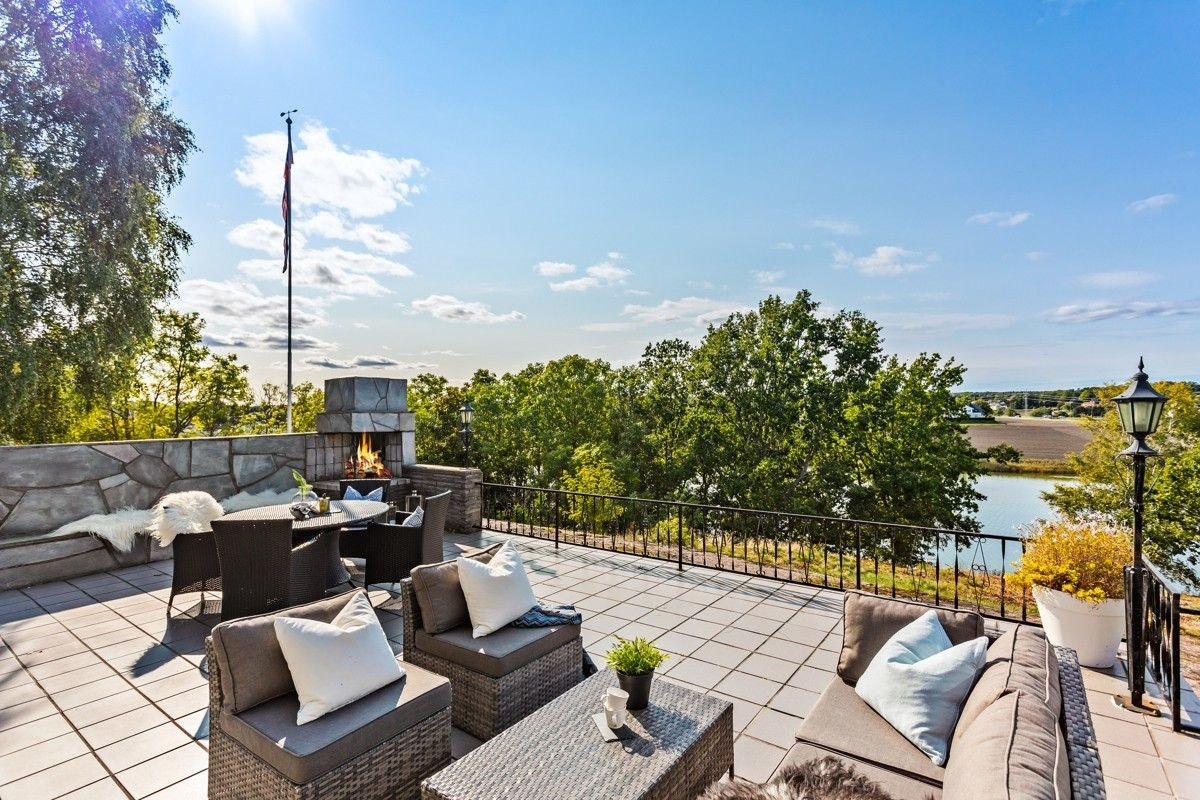 Flott terrasse med gode solforhold og fantastisk sjøutsikt! Galleribilde