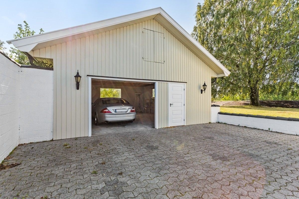 Garasje med loft.etg for oppbevaring og lagring Galleribilde