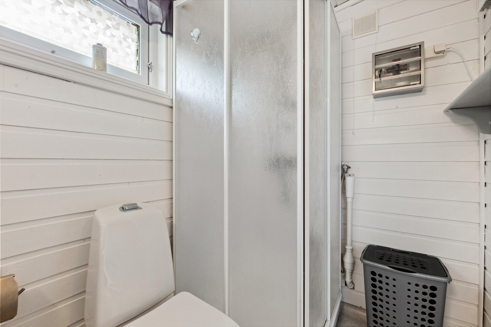 Badet har dusjkabinett og opplegg for vaskemaskin. Galleribilde