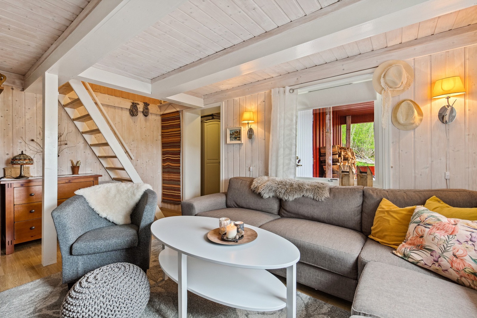 Stue med trapp opp til loft. Galleribilde
