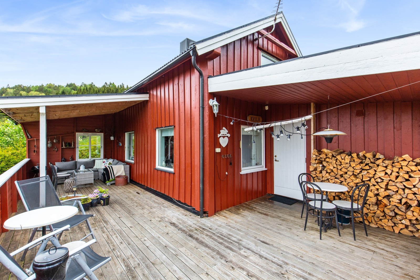 Hytta har delvis overbygd veranda. Galleribilde