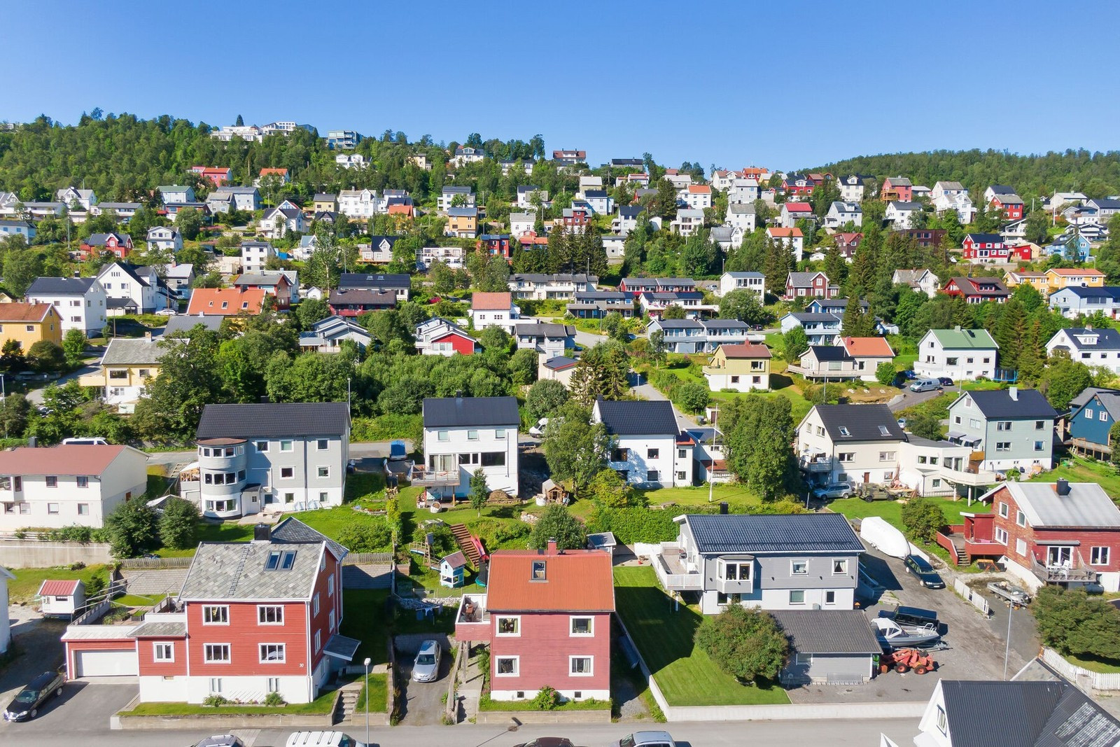 Her ligger huset fint til i boligfeltet