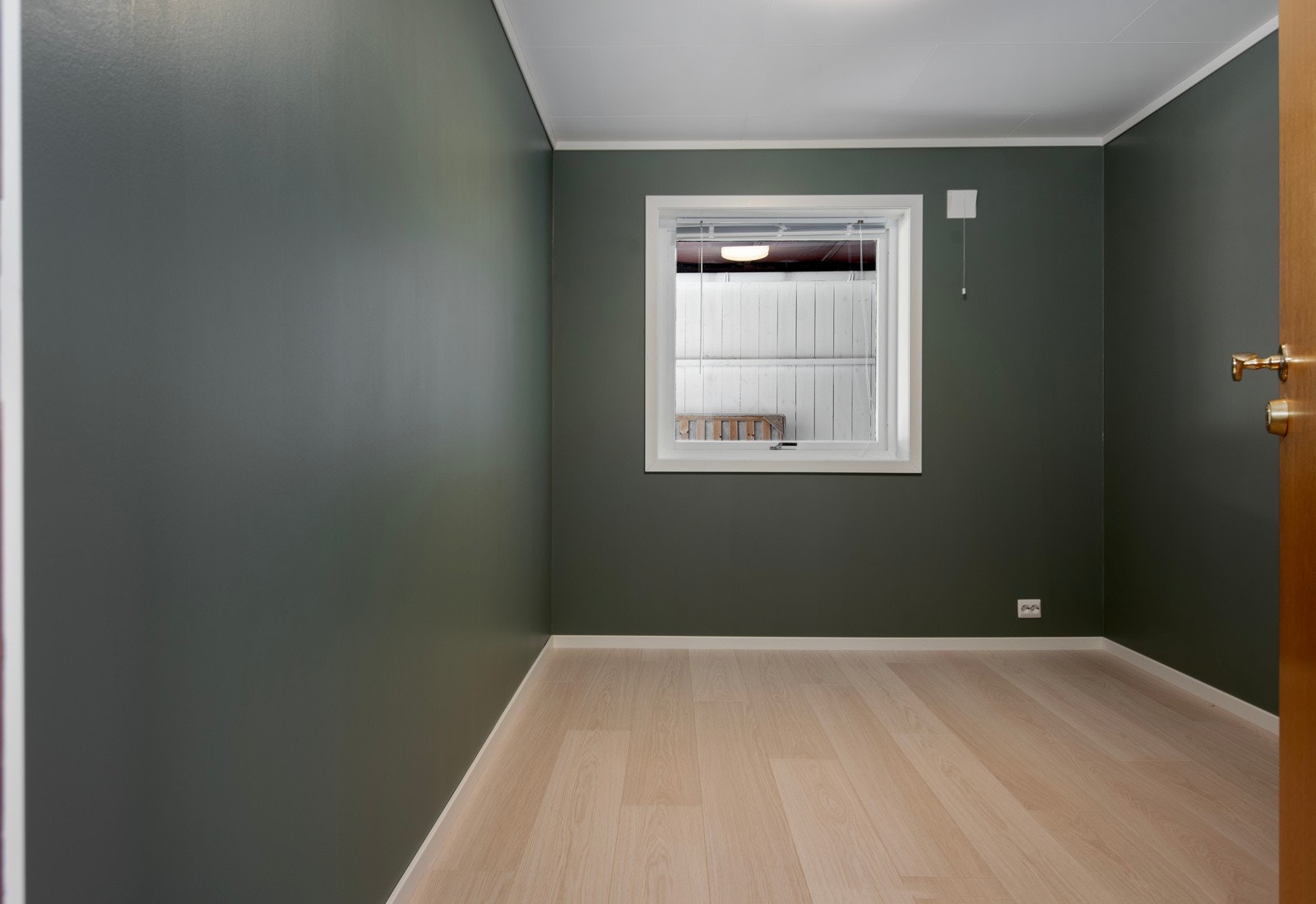 - et moderne fargevalg på vegger og laminat på gulvet. Galleribilde