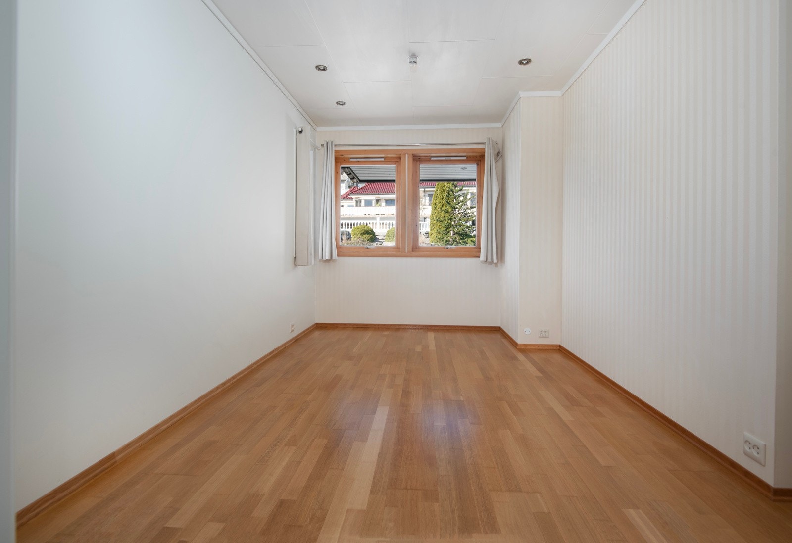 Soverom nr. 3 i hovedetasjen. Opprinnelig del av stuen. Kan enkelt tilbakeføres om ønskelig. Galleribilde