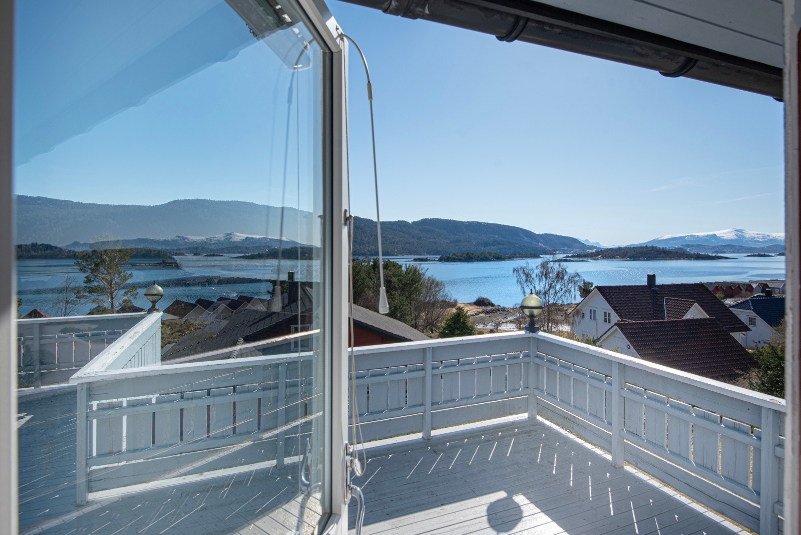 Rommet har utgang til den sydvendte verandaen. Galleribilde