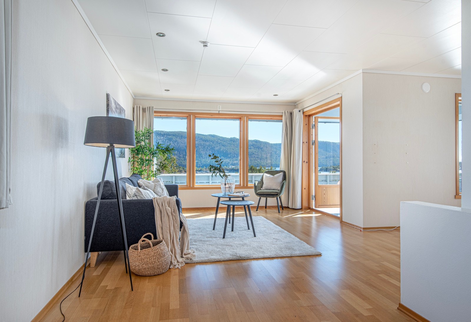 De store vindusflatene mot syd sørger for godt med naturlig lys inne, og ivaretar den flotte sjøutsikten. Galleribilde