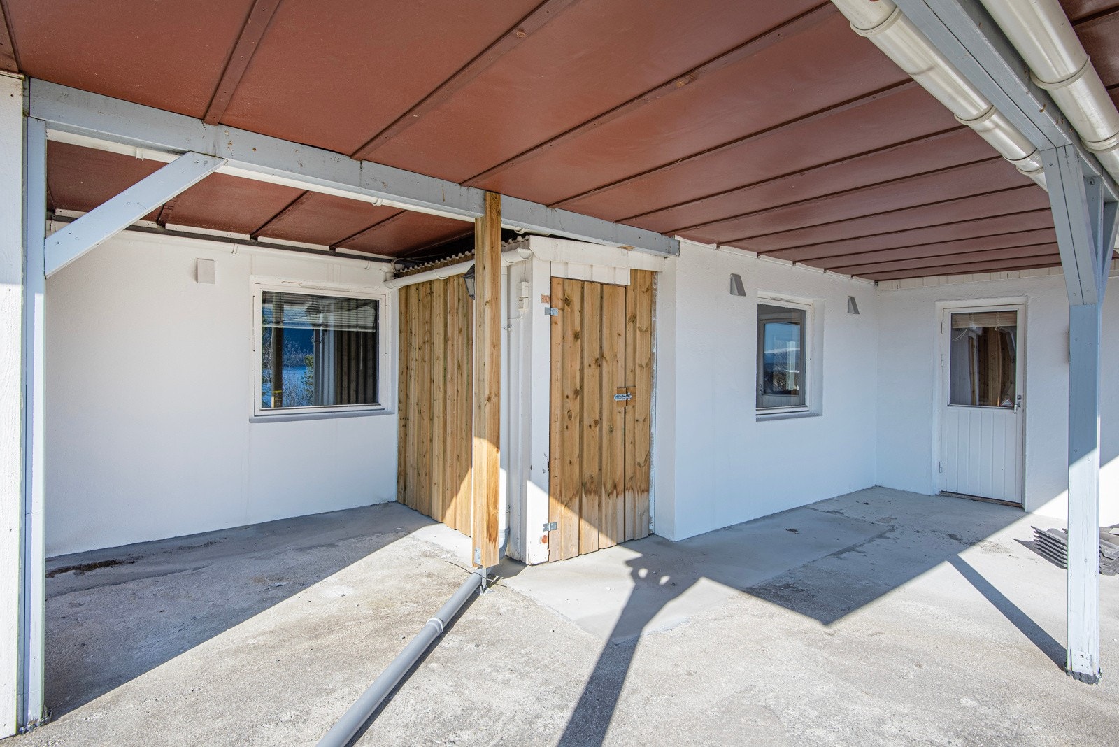 Terrasseplatting på bakkeplan og utvendig bod. Galleribilde