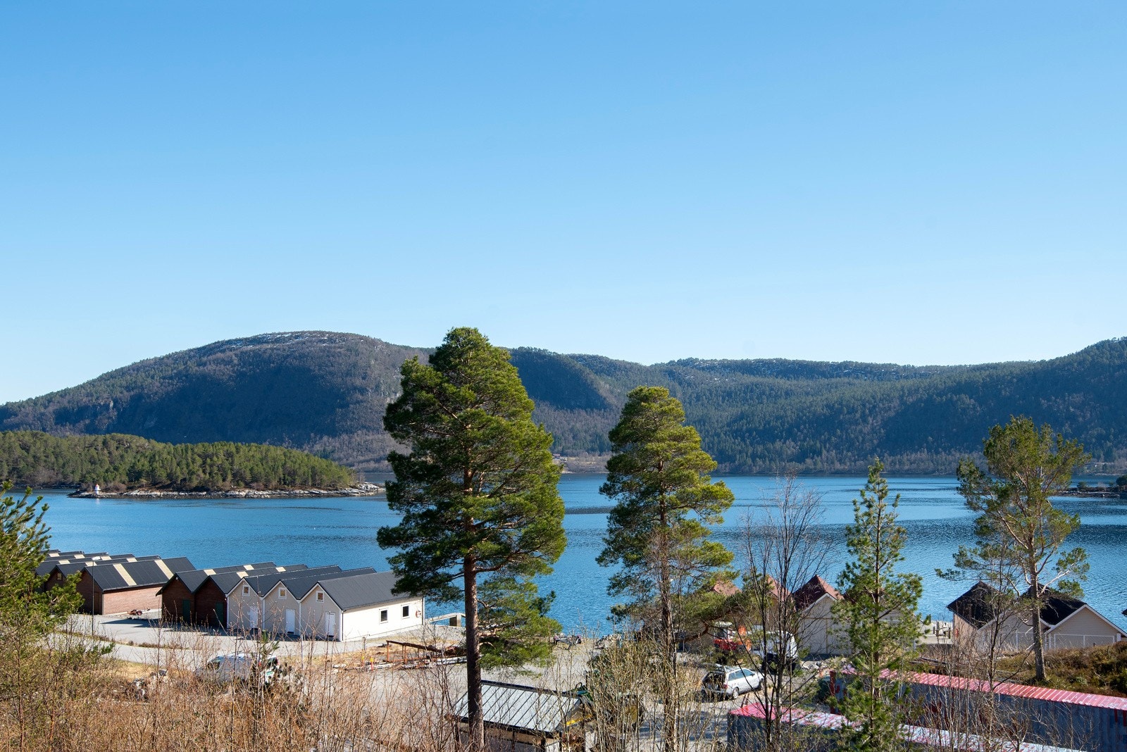 Det er kort gangavstand til sjøen fra boligen. Galleribilde