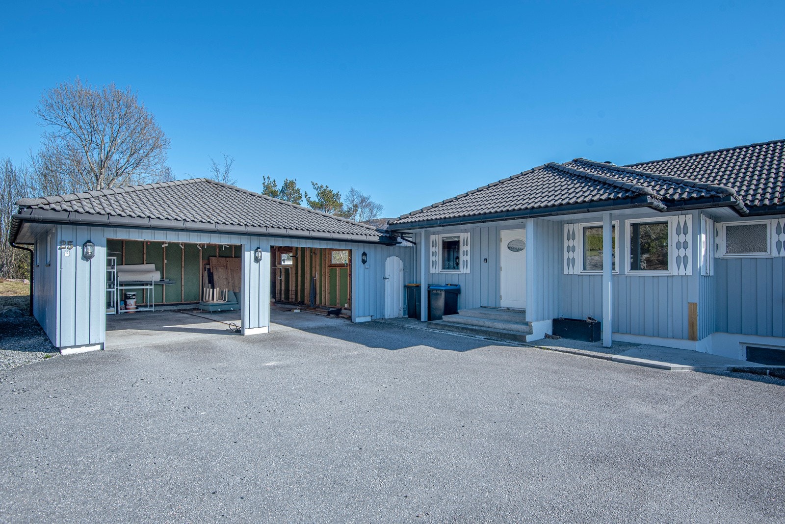 Dobbelgarasje på 44 kvm med leddport av tre med portåpner. Galleribilde