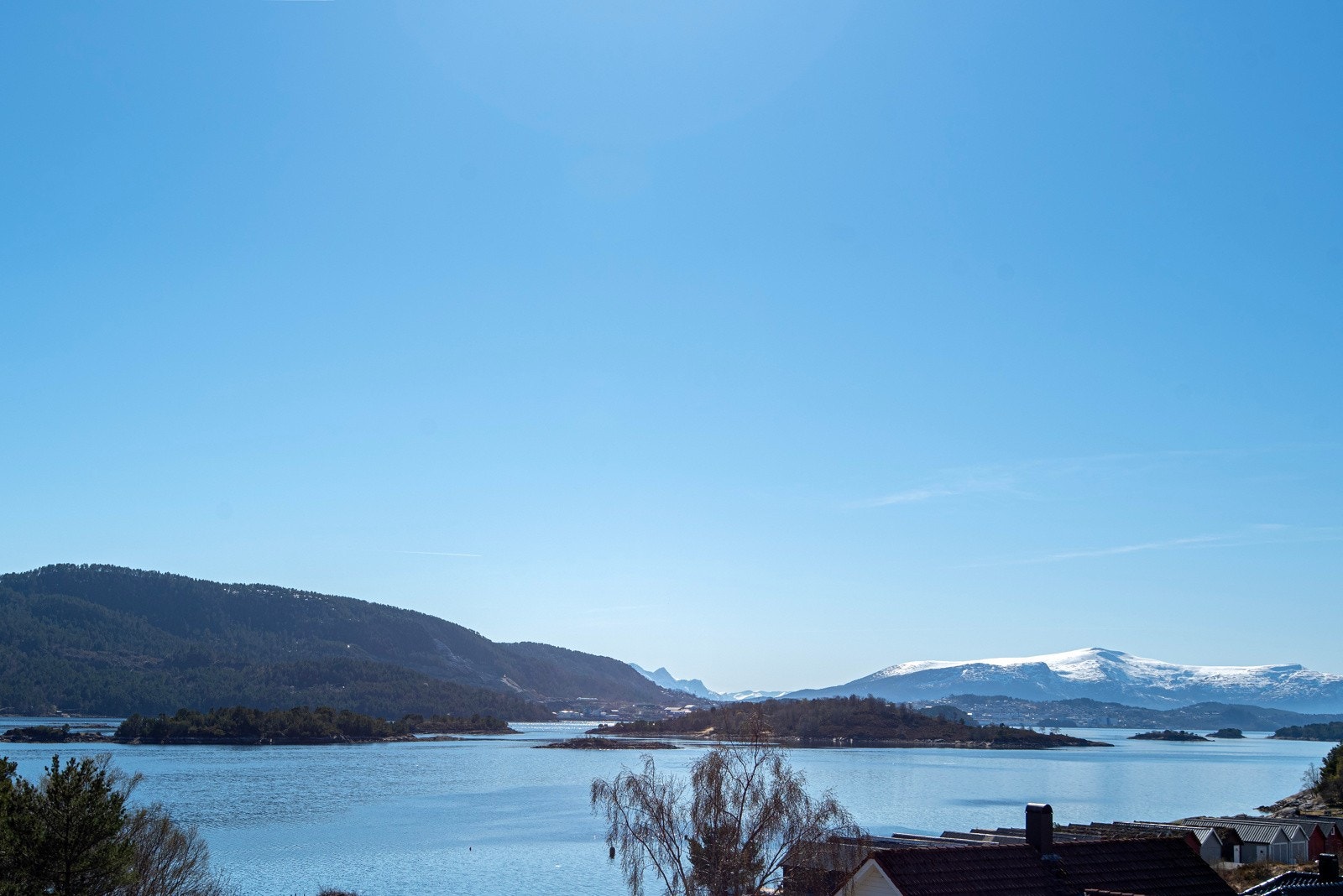 Storslått utsikt mot Ellingsøyfjorden og vakre Sunnmørsfjell. Galleribilde