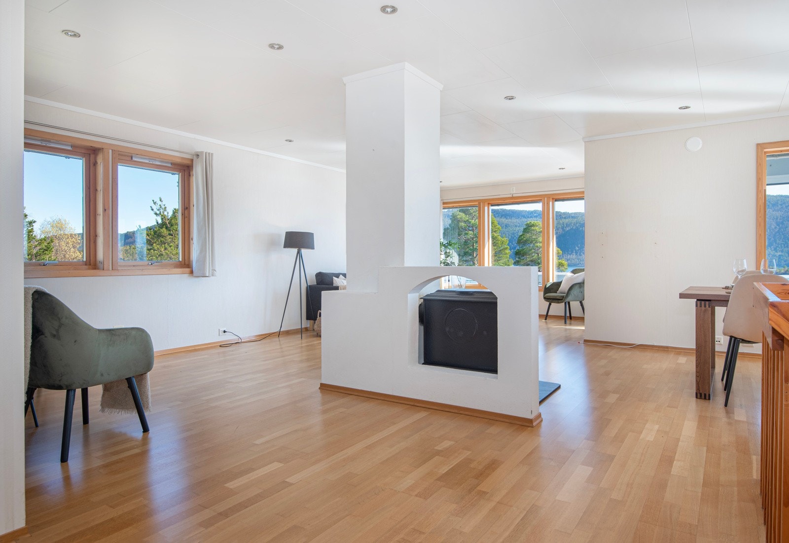 Boligen har en stor stue som er malt i lyse farger. Det er parkett på gulv og downlights i himling. Galleribilde