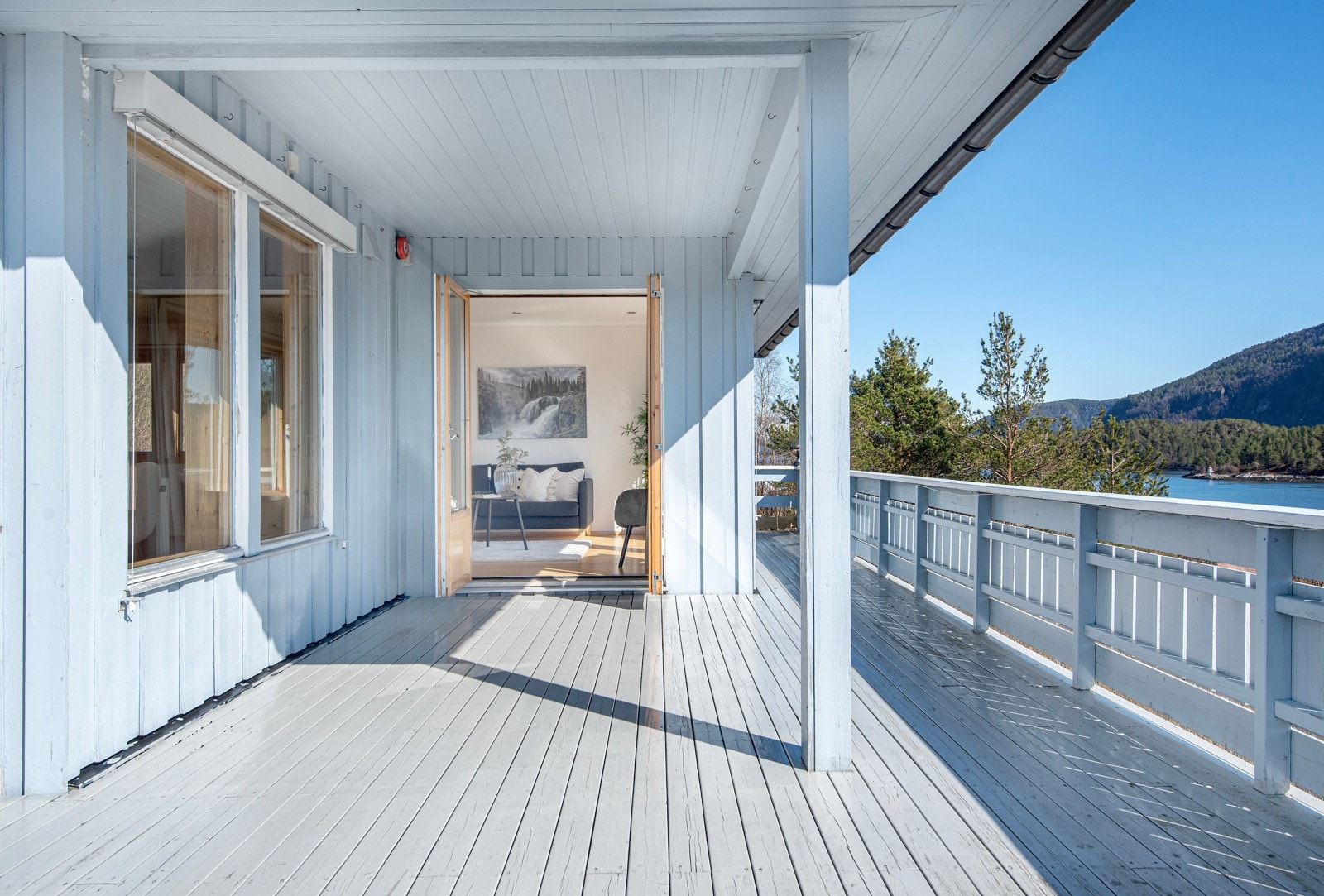 Det er gode møbleringsmuligheter med utegrupper i flere soner, samt plass til både grillen og solsenger. Galleribilde