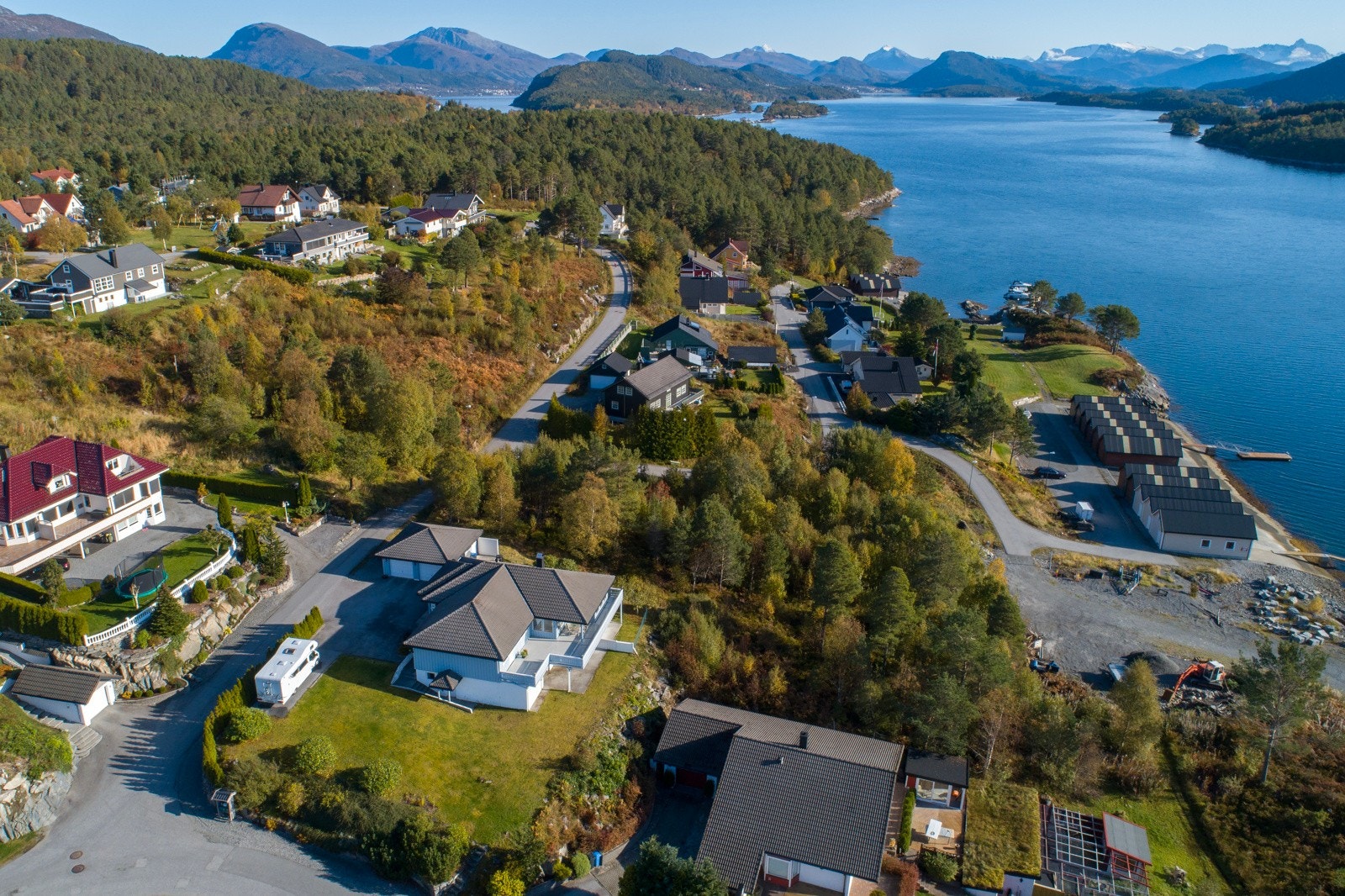 Sjønær beliggenhet med kort gåavstand til badeplasser og utmerket turterreng, samt kort vei til skoler, barnehage og dagligvarebutikk. Galleribilde