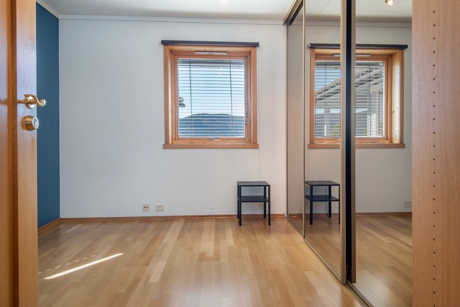 Soverom nr. 2 i hovedetasjen har fin størrelse. Skyvedørsgarderobe med speildører for oppbevaring. Galleribilde
